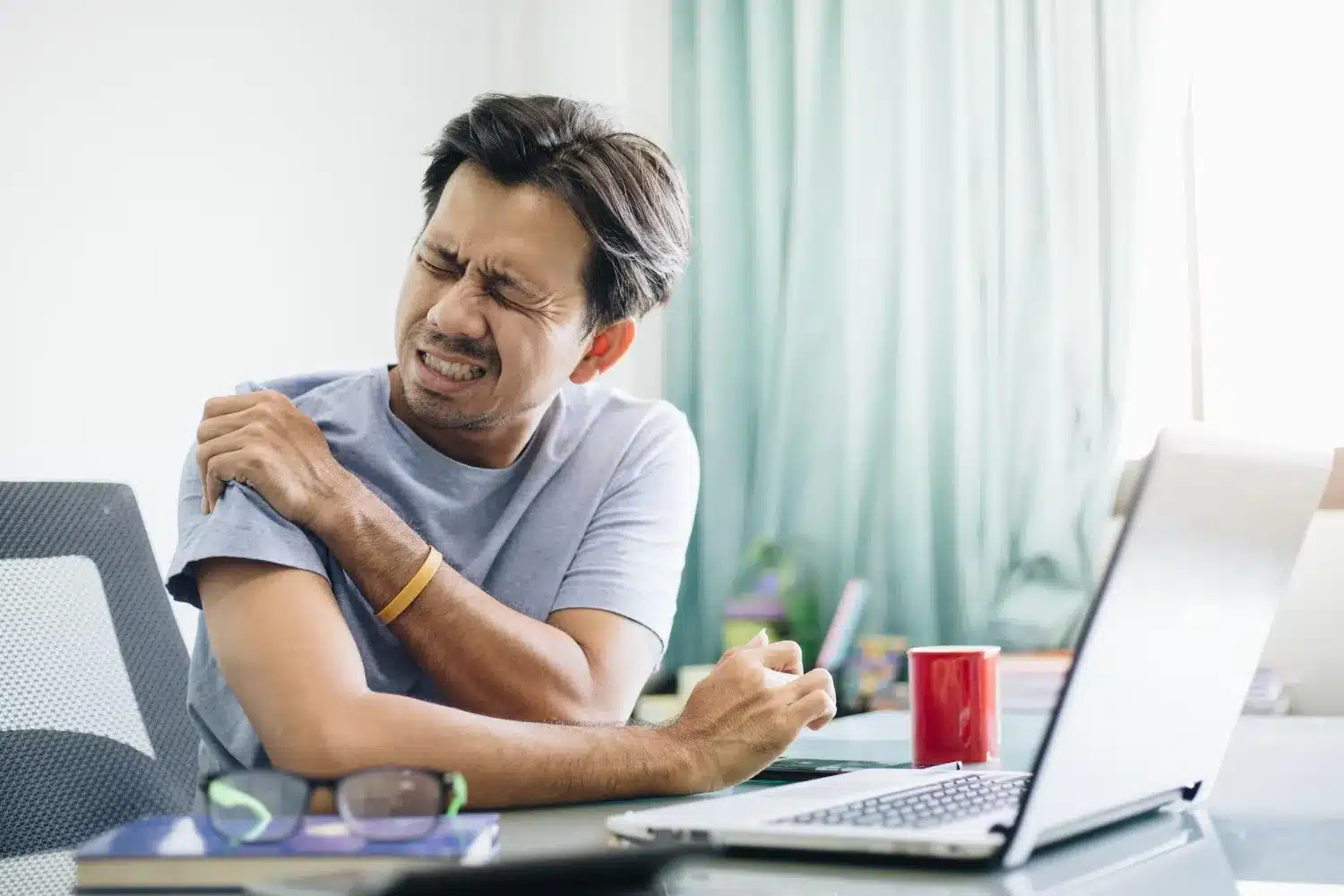 Featured image for “Why Does Mouse Use Cause One-Sided Shoulder Pain?”